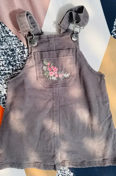 Vestido y jardinera para niña con diseño floral - miniatura 2