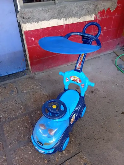 Auto de juguete para niños azul con manillar - miniatura 1