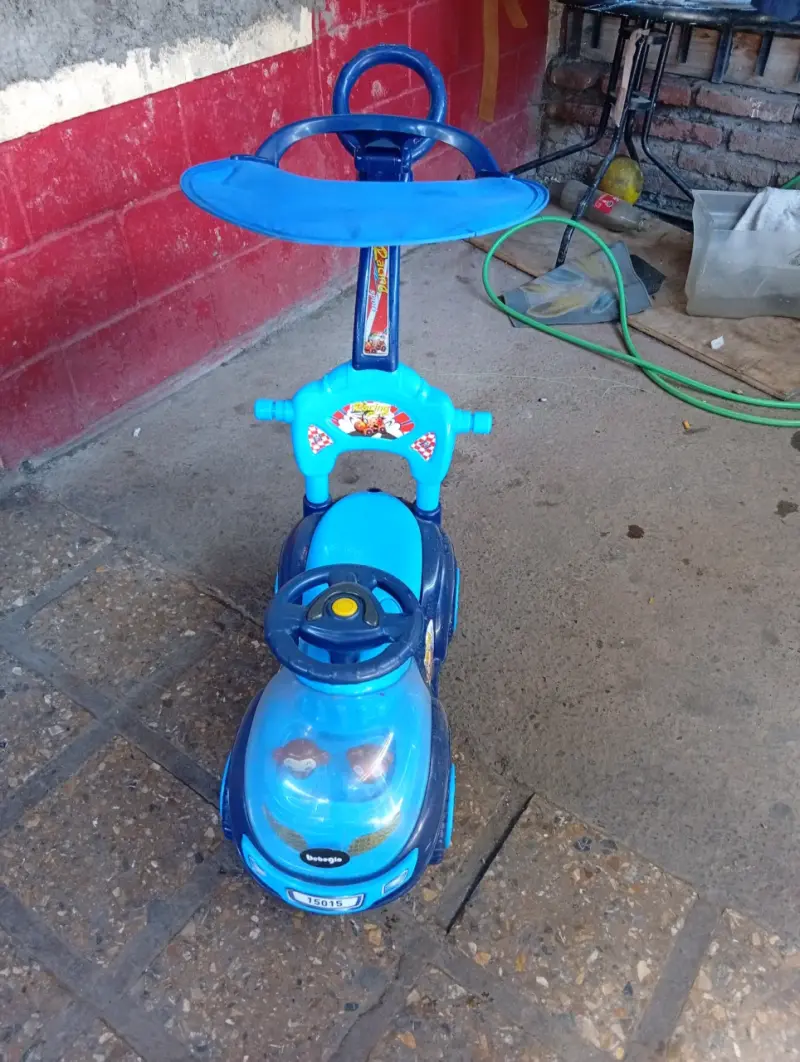 Auto de juguete para niños azul con manillar - 2