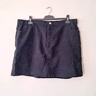 Falda corta de pana negra para mujer - miniatura 1