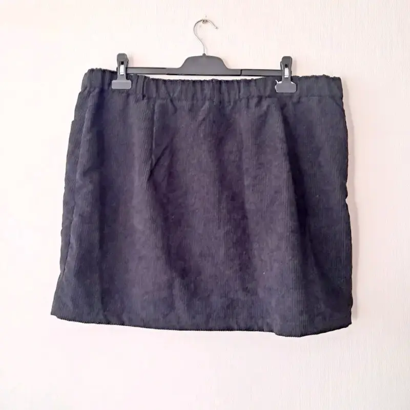 Falda corta de pana negra para mujer - 2