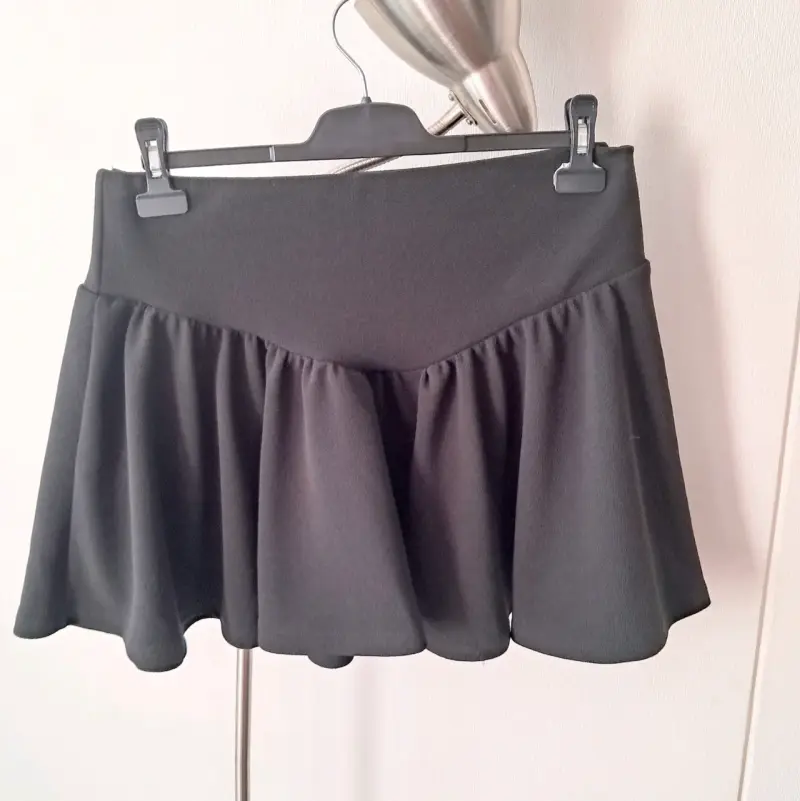 Falda corta negra con vuelo - 2
