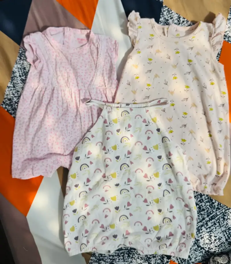 Conjunto de peleles para bebé en tonos pastel - 1