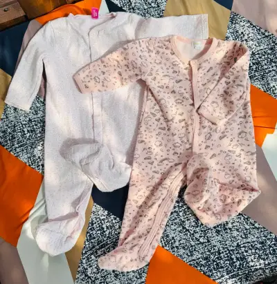 Pijamas de bebé rosados con estampado - miniatura 1