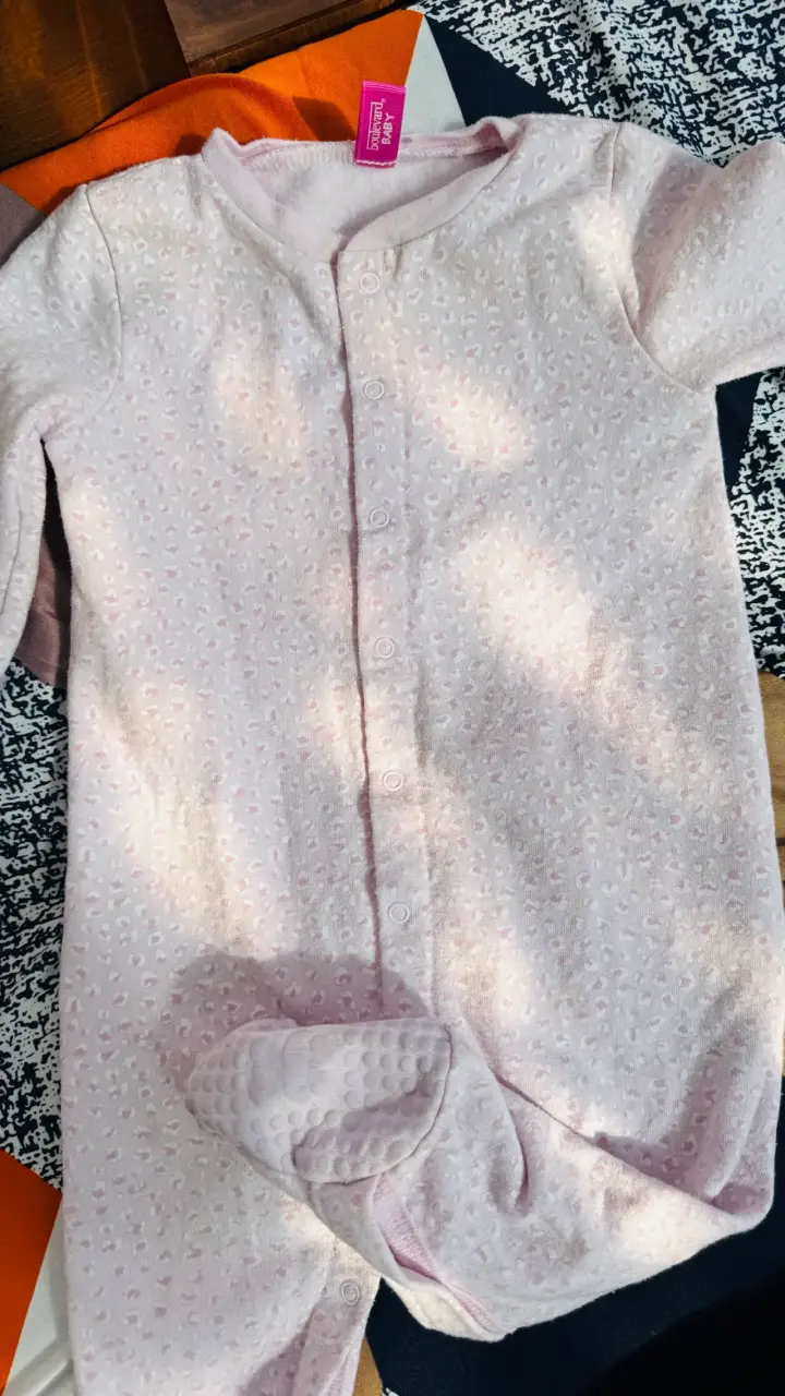 Pijamas de bebé rosados con estampado - 2
