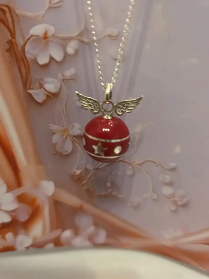 Colgante de ángel con esfera roja en plata