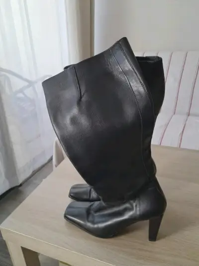 Botas de cuero negras con tacón alto - miniatura 1