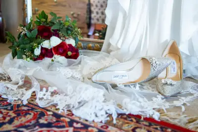 Zapatos de tacón Jimmy Choo plateados con pedrería - miniatura 2
