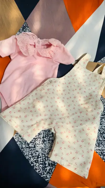 Conjunto de bebé rosa con enterito floral - miniatura 1