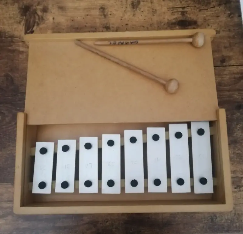 Xilófono de madera con baquetas