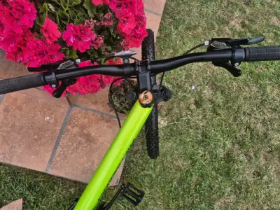Bicicleta Cannondale verde para montaña - miniatura 3