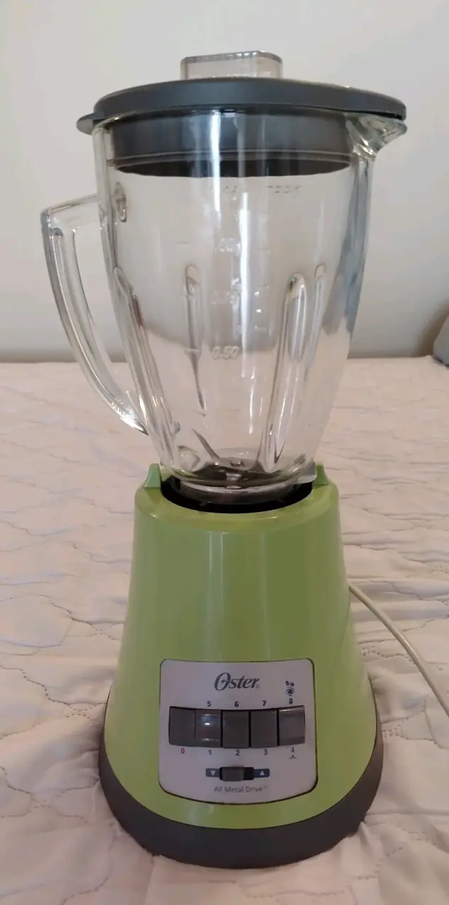 Licuadora Oster verde con vaso de vidrio - 1