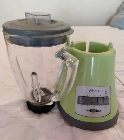 Licuadora Oster verde con vaso de vidrio - miniatura 2