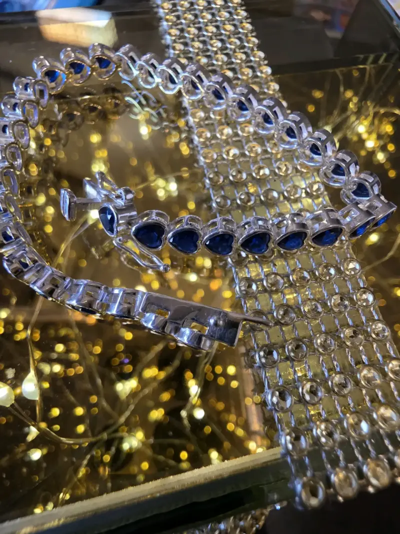 Pulsera de plata con piedras azules en forma de corazón