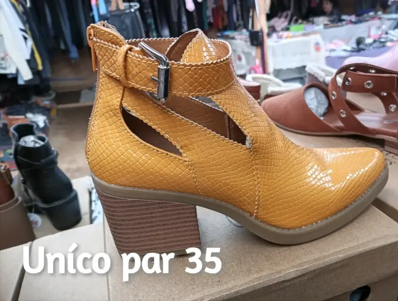 Botines amarillos de tacón con diseño de piel de serpiente - 1
