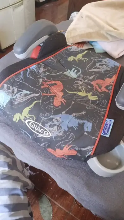 Asiento elevador para niños Graco con diseño de dinosaurios - miniatura 1