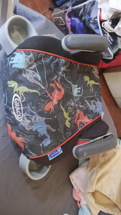 Asiento elevador para niños Graco con diseño de dinosaurios - miniatura 4