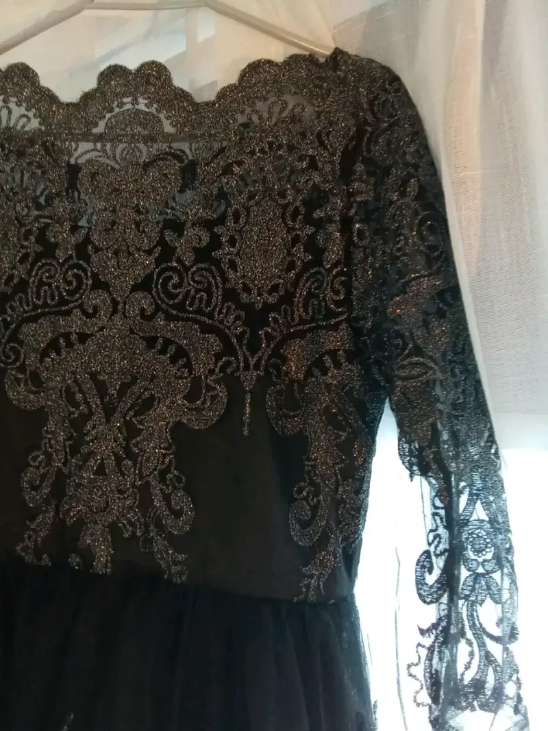 Vestido de encaje negro elegante - 1