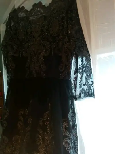 Vestido de encaje negro elegante - miniatura 2