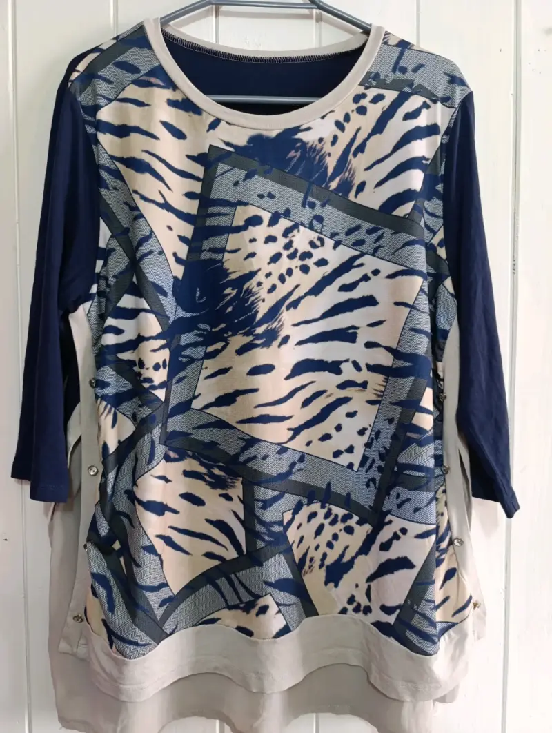 Polera estampada de manga 3/4 azul y beige - 1