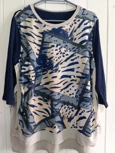 Polera estampada de manga 3/4 azul y beige - miniatura 1