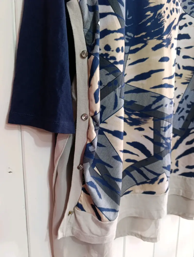Polera estampada de manga 3/4 azul y beige - 2