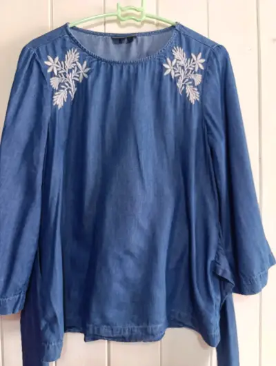 Blusa de mezclilla azul con bordado floral - miniatura 1