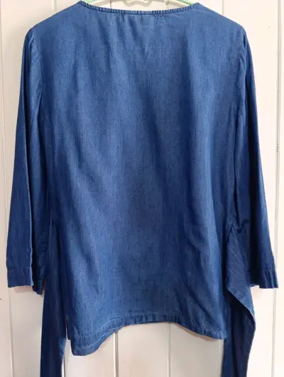 Blusa de mezclilla azul con bordado floral - miniatura 2