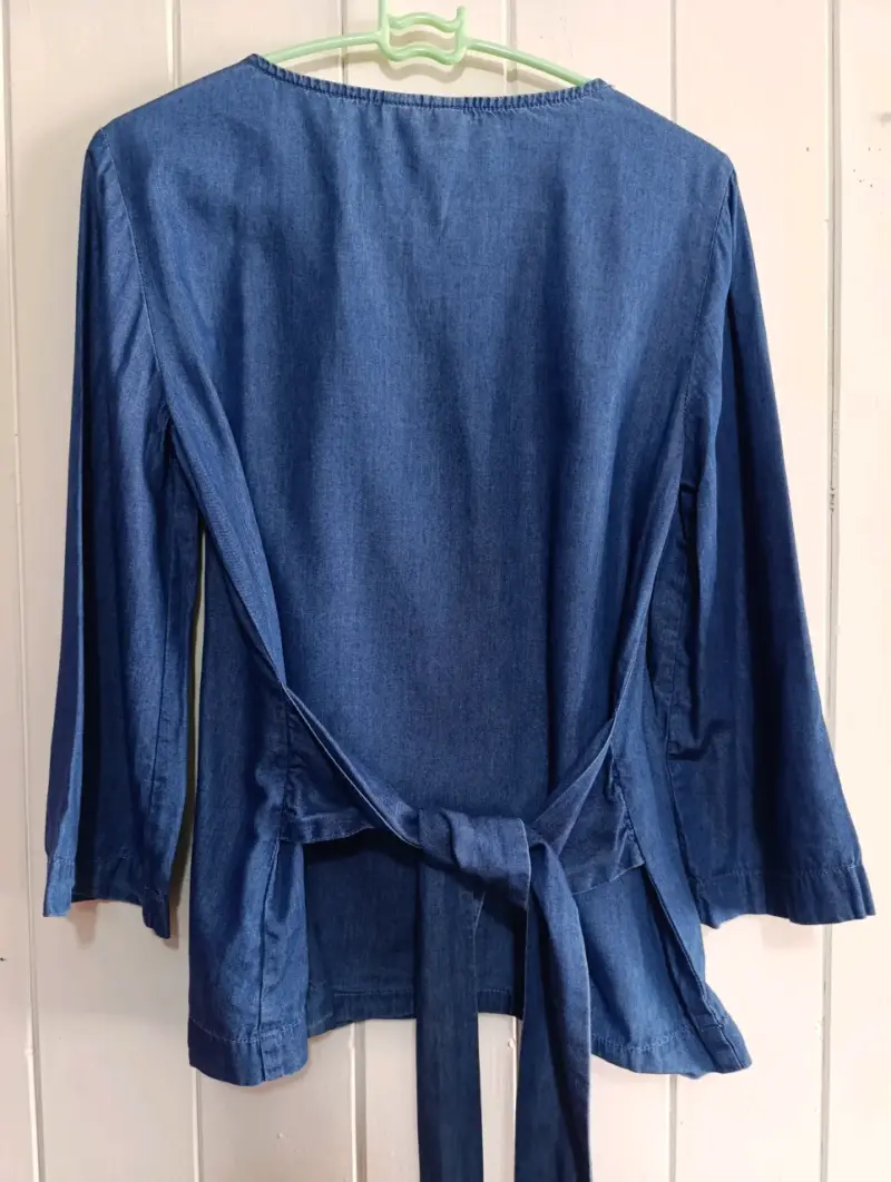 Blusa de mezclilla azul con bordado floral - 3