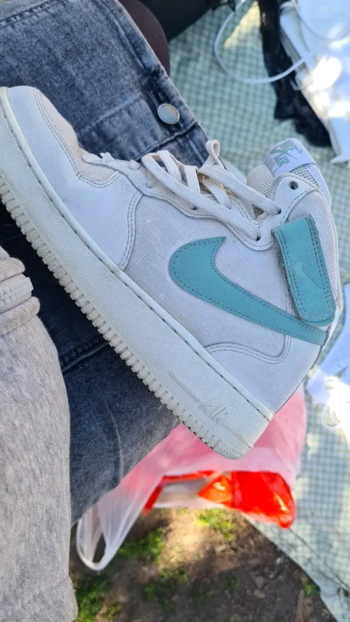 Zapatillas deportivas blancas con logo celeste - 1