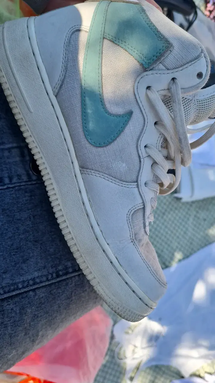 Zapatillas deportivas blancas con logo celeste - 2