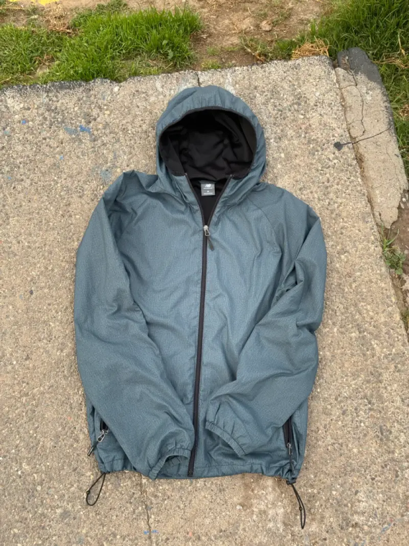 Chaqueta cortaviento gris con capucha New Balance - 1
