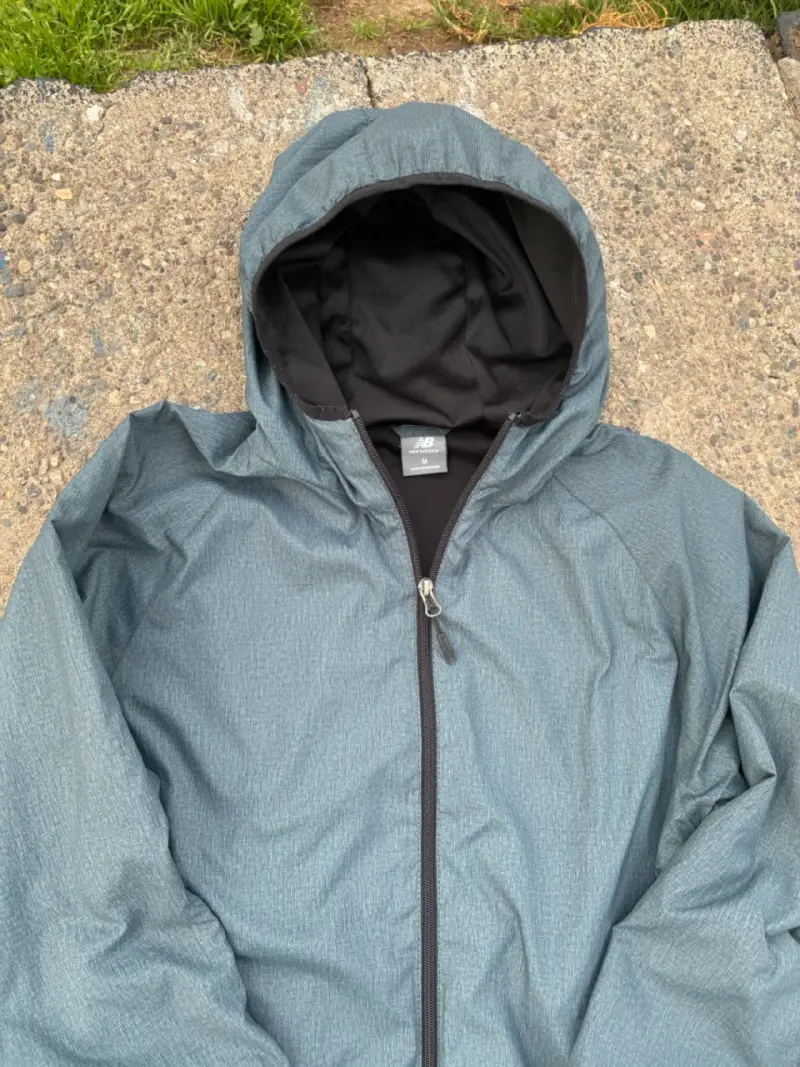 Chaqueta cortaviento gris con capucha New Balance - 2