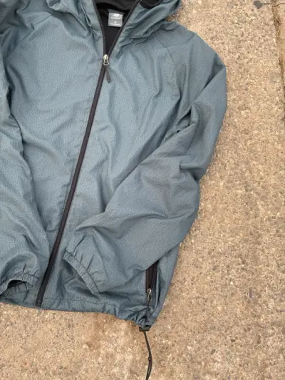 Chaqueta cortaviento gris con capucha New Balance - miniatura 4