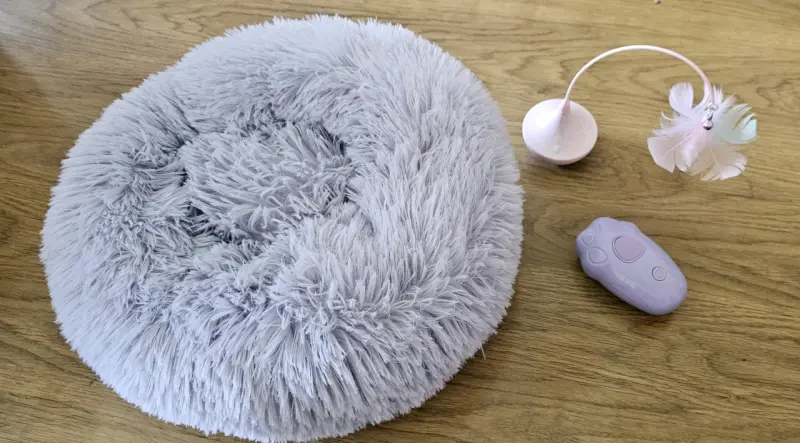 Cama redonda para mascotas con juguete interactivo