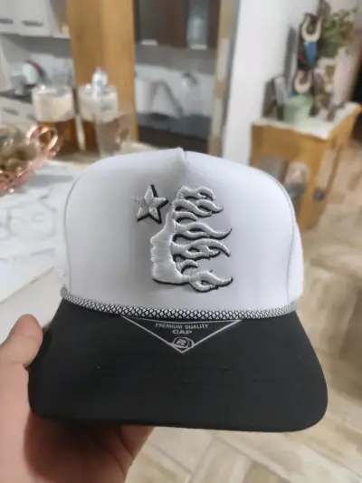 Gorra Snapback Negra Diseño de Estrella y Llamas - miniatura 1