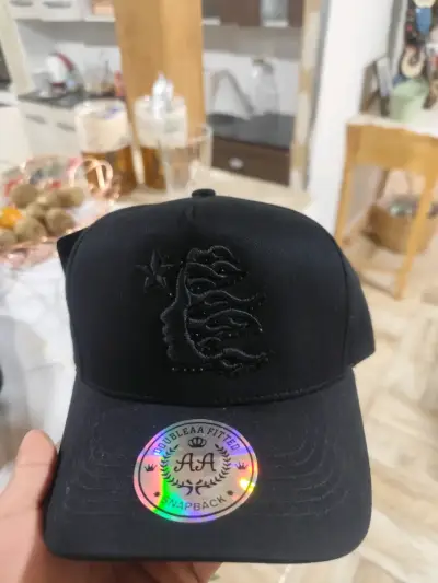 Gorra Snapback Negra Diseño de Estrella y Llamas - miniatura 3