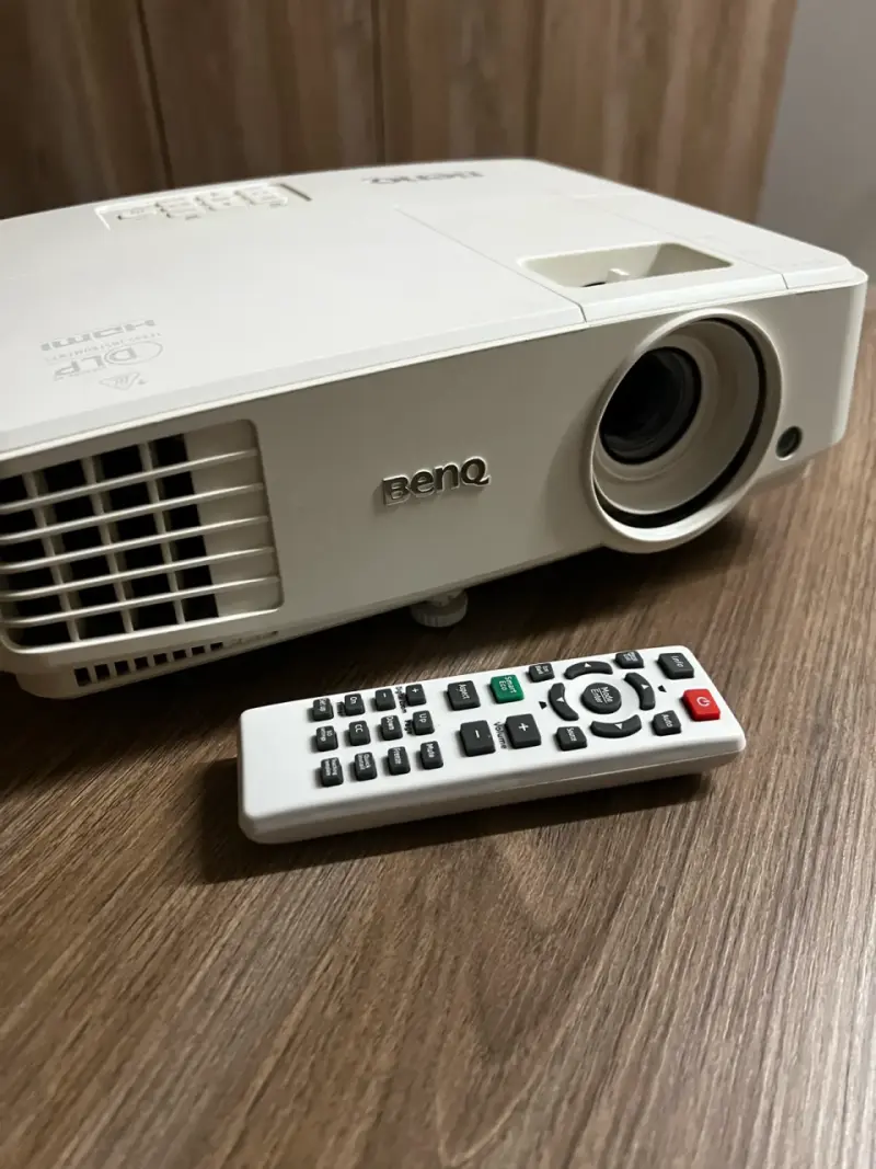 Proyector BenQ con control remoto - 1