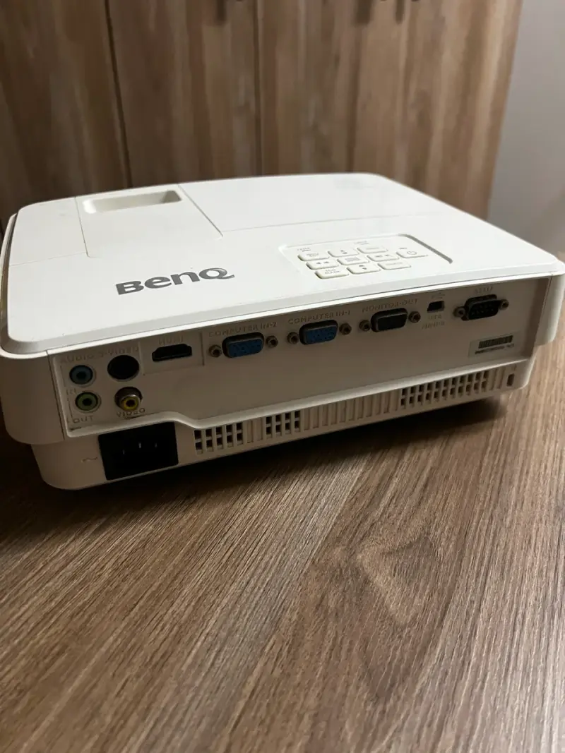 Proyector BenQ con control remoto - 2