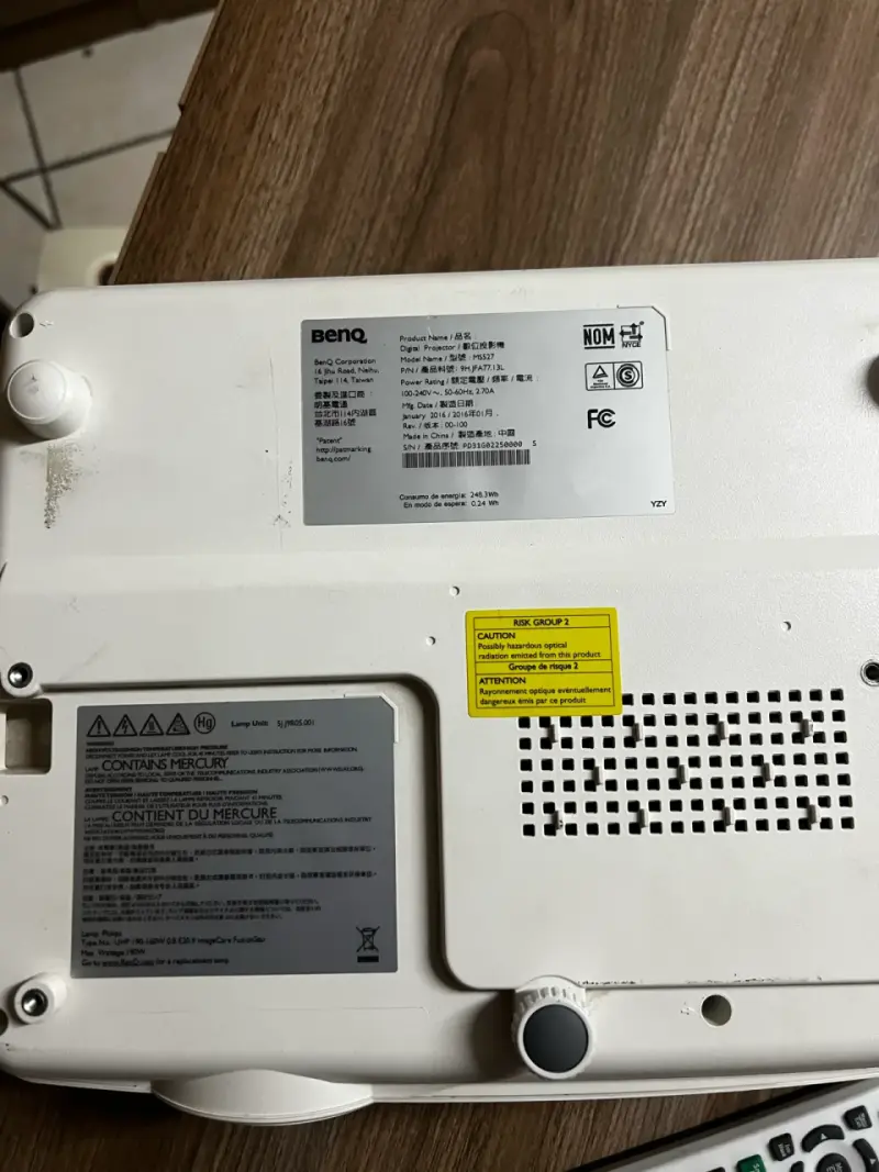 Proyector BenQ con control remoto - 5