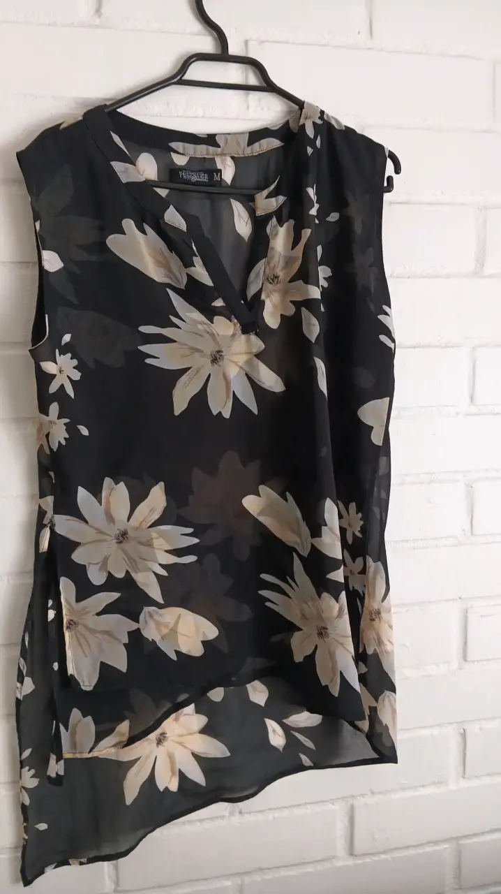 Blusa sin mangas floral negra talla M