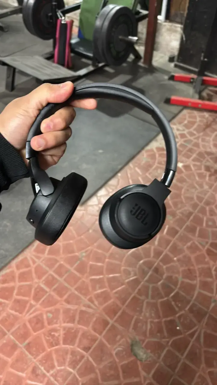 Auriculares inalámbricos JBL negros en buen estado