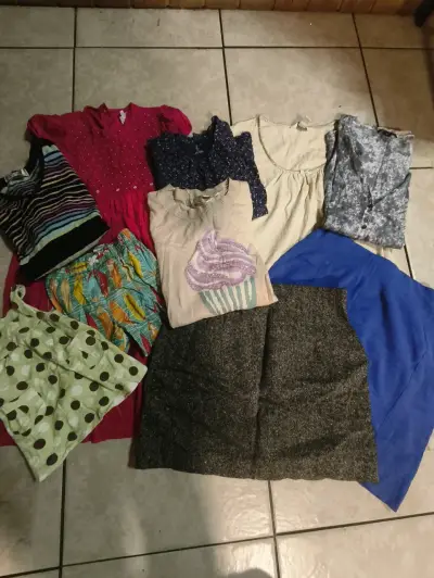 Lote de ropa variada para mujer en buen estado - miniatura 1