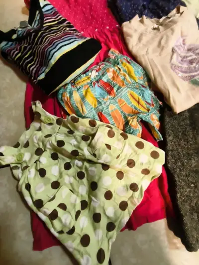 Lote de ropa variada para mujer en buen estado - miniatura 3