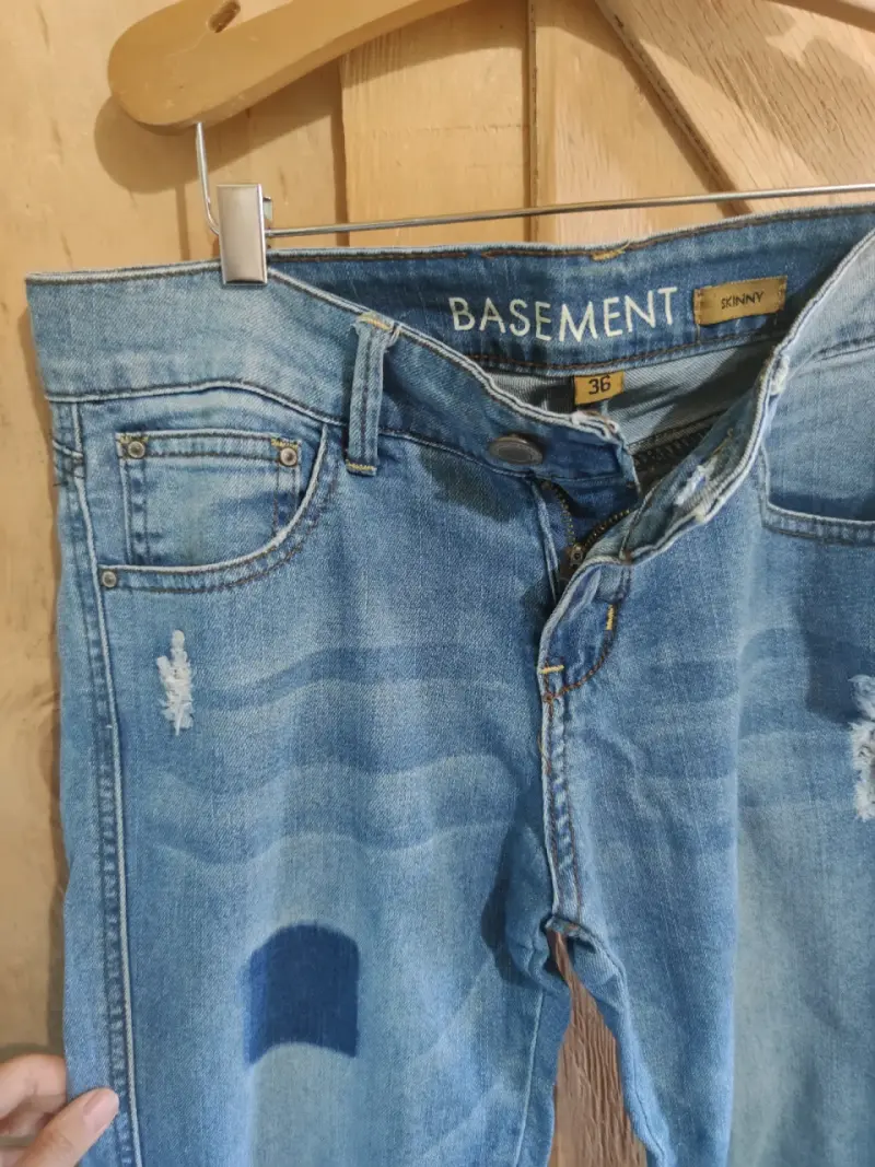 Jeans de mezclilla desgastados Basement para mujer - 4