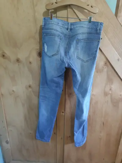 Jeans de mezclilla desgastados Basement para mujer - miniatura 5