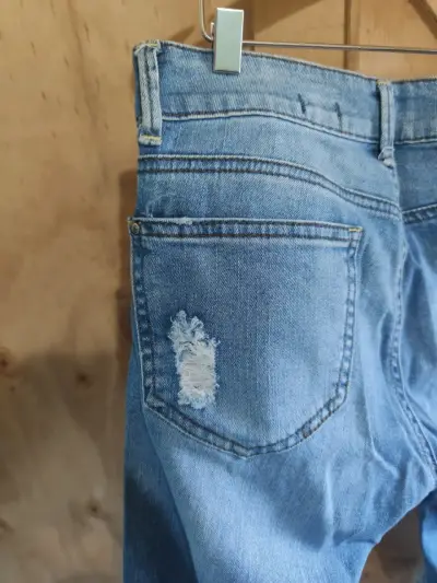 Jeans de mezclilla desgastados Basement para mujer - miniatura 6