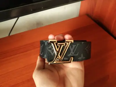 Cinturón de cuero negro con hebilla LV - miniatura 2