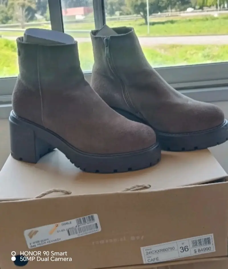 Botines de gamuza color café con cierre lateral - 2