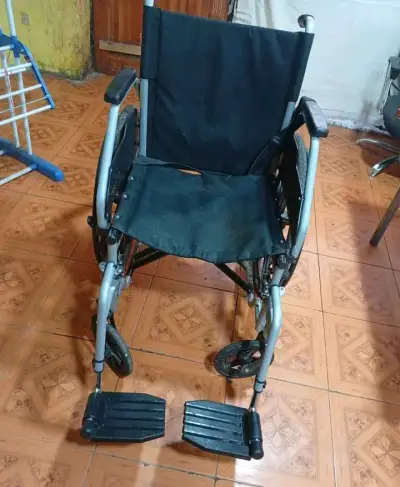 Silla de ruedas plegable negra en buen estado65mil - miniatura 1